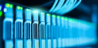 Servidores en fila en colores azul y verde y unos cables.