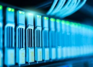 Servidores en fila en colores azul y verde y unos cables.