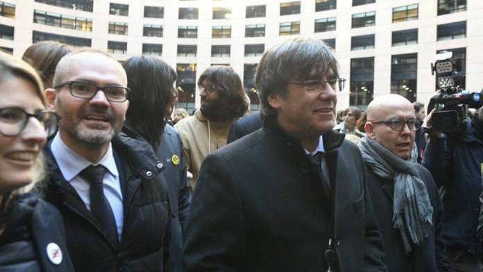 Josep Costa, a la izquierda, junto a Carles Puigdemont y el abogado Gonzalo Boye Twitter