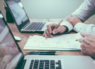 Dimiten los dos máximos jefes de la BBC tras un escándalo de manipulación