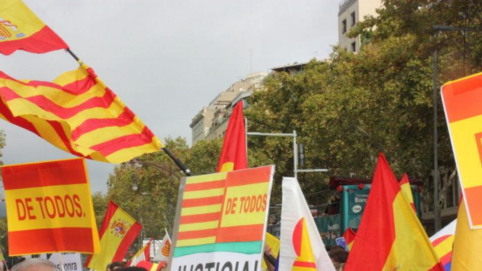 Decenas de alcaldes del PSC no cuelgan la bandera española en sus municipios