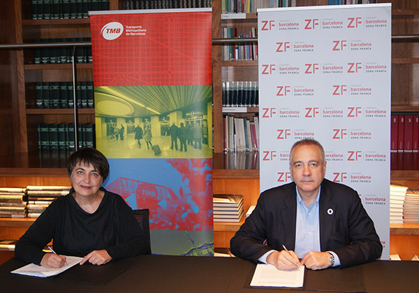 La presidenta de TMB, Rosa Alarcón, junto al delegado especial del Estado en el CZFB, Pere Navarro, firmando el acuerdo. Foto: El Consorci.