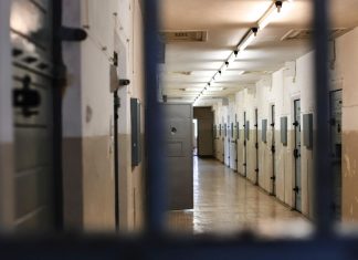 Polémica: Las cárceles tendrán máquinas de depialción láser "para trans"