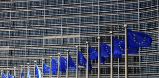 Banderas de la UE delante de la sede del Parlamento europeo.