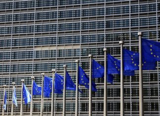 Banderas de la UE delante de la sede del Parlamento europeo.