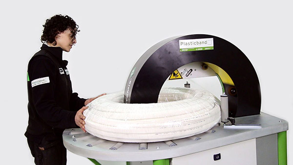 Máquina envolvedora orbital diseñada para embalar todo tipo de productos de forma redonda y marcos. Foto: Plasticband.