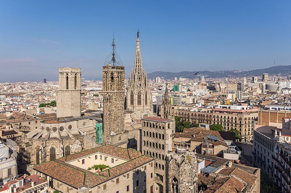 Vista aérea de la Catedral y la Plaça del Rei de Barcelona, dos ejemplos de la riqueza monumental de la ciudad. Foto: Ajuntament de Barcelona.