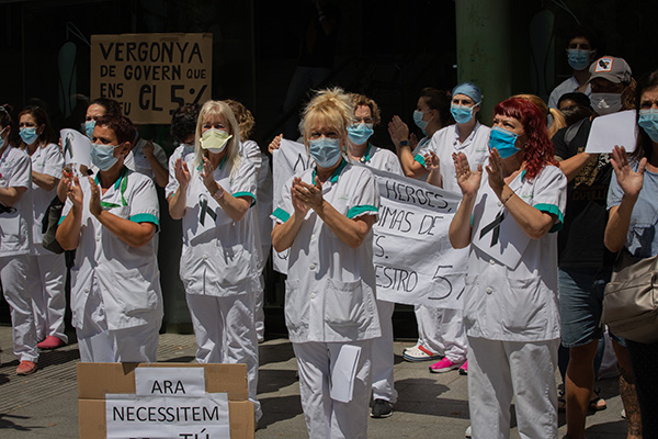 Trabajadores sanitarios concentrados ante el Hospital Clínic (Barcelona), reivindicando mejoras a finales de mayo. Foto: Europa Press.