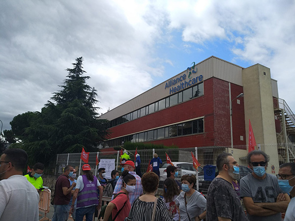 Trabajadores de Alliance Healthcare ante la planta de la empresa en Polinyà esta mañana. Fotos: CCOO Cataluña.