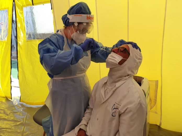 Momento de realización de un test PCR en el hospital de campaña de Lleida.