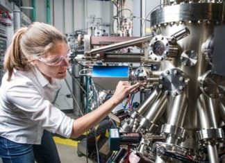 La Generalitat pone bajo sospecha a 2.563 empresas por posibles fraudes laborales que afectan a más de 4.000 trabajadores Una operaria trabajando (Europa Press).
