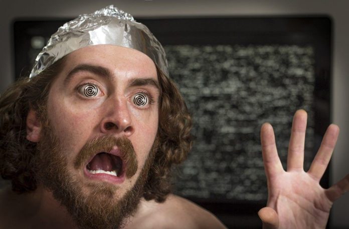 El conspiranoico medio nunca abandona su gorrito de papel de aluminio.