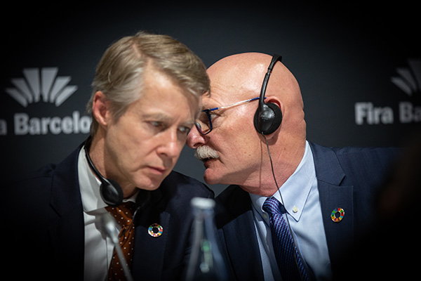 Mats Granryd junto a John Hoffman, director general y CEO de GSMA, durante la cancelación del Mobile en febrero. Foto: Europa Press.