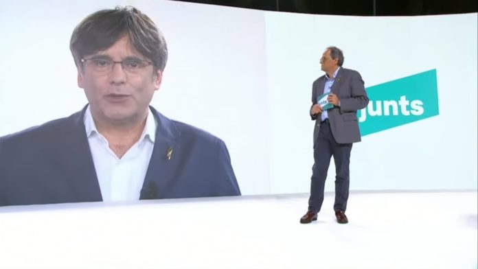 Un momento de la intervención de Carles Puigdemont. En el plató, Quim Torra.