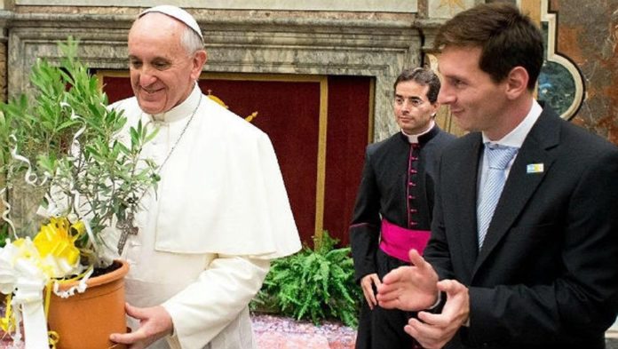 Leo Messi junto al Papa Francisco.