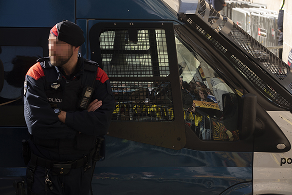Un agente de los Mossos d'Esquadra junto a los vehículos en los que suelen trabajar a 42,8 grados en pleno verano. Foto: Europa Press.