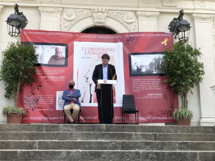 Un momento de la intervención de Carles Puigdemont en la Universitat Catalana d'Estiu (@KRLS).
