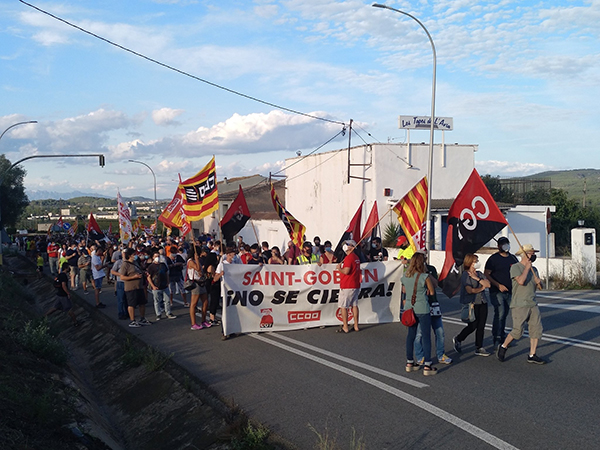 La manifestación contra el cierre de la planta de Saint-Gobain en L'Arboç corta la N-340. Foto: Europa Press.