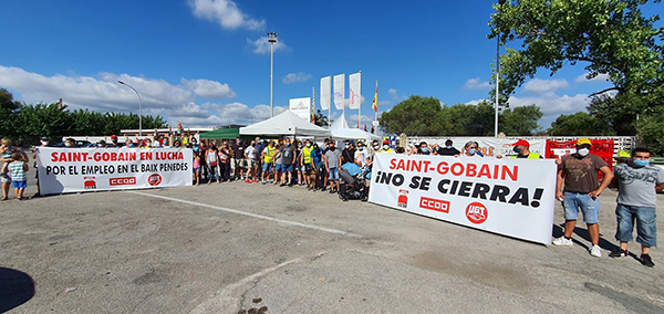 Los trabajadores de la planta Saint-Gobain en L'Arboç (Tarragona) protestan por el cierre de la instalación. Foto: Europa Press.