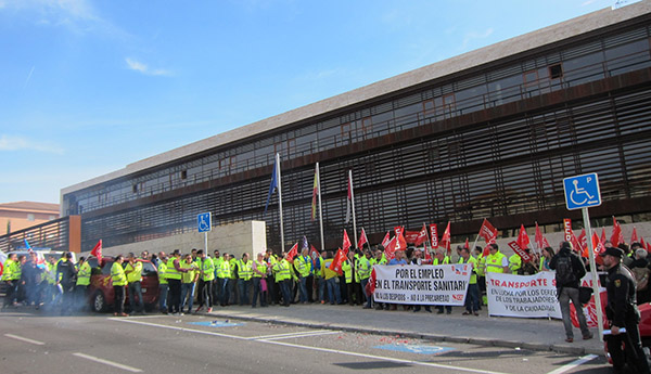 Trabajadores del transporte sanitario durante una concentración reciente en Toledo. Foto: Europa Press.