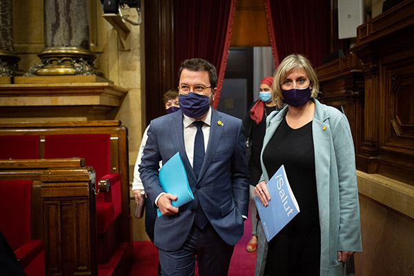 El presidente en funciones de la Generalitat, Pere Aragonès, junto a la consellera de Salut, Alba Vergés, durante un pleno sobre la crisis sanitaria en el Parlament. Foto: Europa Press.