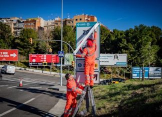 Operarios instalando las señales de tráfico definitivas de la ZBE Rondas BCN Foto: AMB