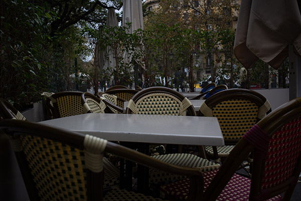 Sillas y mesas de la terraza de un bar cerrado durante el cuarto día de la entrada en vigor de las nuevas medidas de la Generalitat. Foto. europa Press.