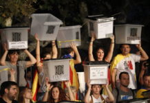 Independentistas posando con urnas del referéndum ilegal del 1-O de 2017.