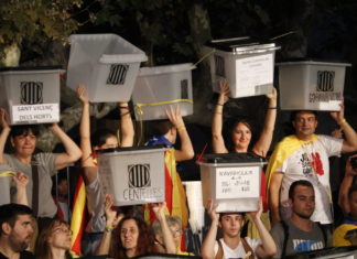 Independentistas posando con urnas del referéndum ilegal del 1-O de 2017.