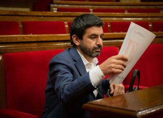 El exconseller de Trabajo, Asuntos Sociales y Familias, Chakir el Homrani, sentado en el Parlament.