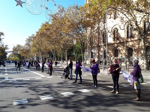Vista de la cadena humana del pasado domingo, a la altura de la plaza Universidad (Barcelona) para denunciar la violencia contra las mujeres. Foto: Europa Press.