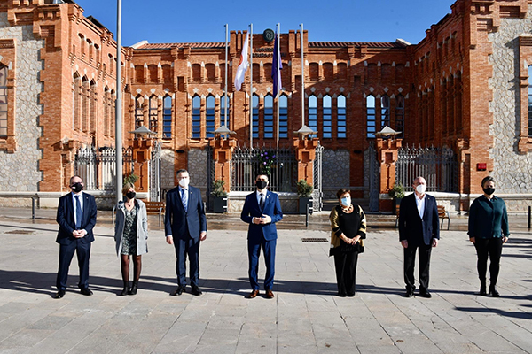 El director del Programa 5G de MWCB, Eduard Martín; la presidenta de la Dip. de Tarragona, Noemí Llauradó; el alcalde de Tarragona, Pau Ricomà; el conseller de Polítiques Digitals, Jordi Puigneró; la rectora de la Universitat Rovira i Virgili, María José Figueras; el alcalde de Reus, Carles Pellicer y la directora de innovación y desarrollo para el sector público, de la Fundació i2CAT, Rosa Paradell. Foto: Europa Press.