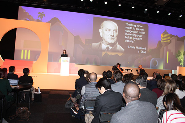 Imagen de la ponencia de Janette Sadik-Khan, comisionada de movilidad de la ciudad de Nueva York de 2007 a 2013, durante el Smart City Expo World Congress 2019.