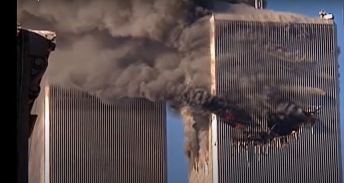 Vista de las Torres Gemelas tras estrellarse el primer avión a las 8.45 horas del 11-S del 2001. Imagen: YouTube.