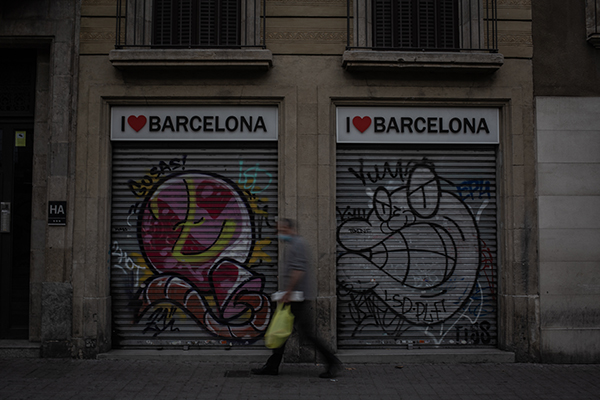 Un hombre camina junto a un comercio cerrado en el centro de Barcelona. Foto: Europa Press.