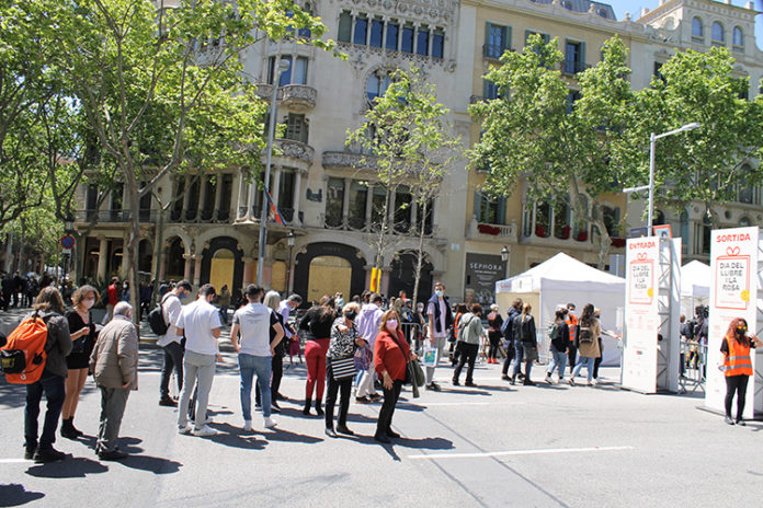 Colas de ciudadanos esta mañana en el acceso al tramo de Paseo de Gracia con Aragón.