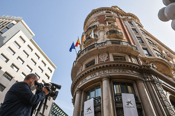 Fachada de la sede de Caixabank en Valencia. Foto: Europa Press.