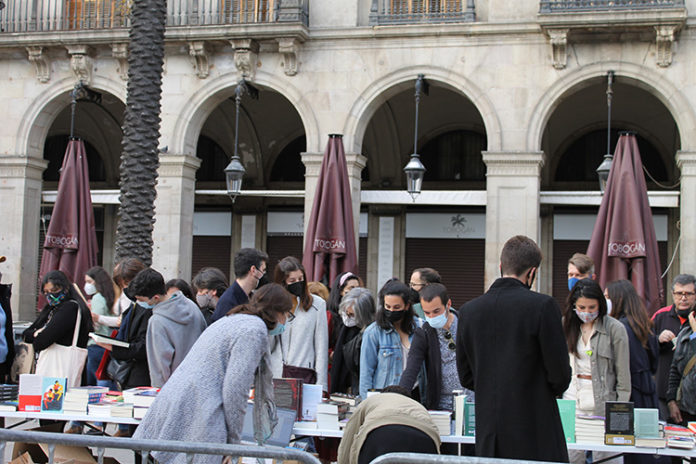 Pasadas las ocho de la tarde, todavía se veían colas en la Plaça Reial.