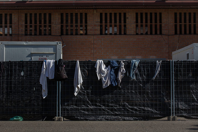 Ropa colgada en una valla en el albergue de temporeros de la capital del Segrià. Foto: Europa Press.
