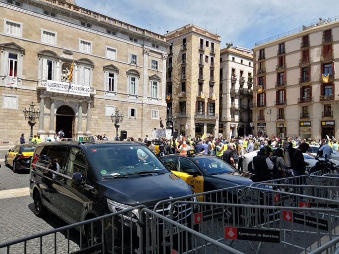 Taxis concentrados en la plaza Sant Jaume, el pasado día 20. Foto: Élite Taxi.