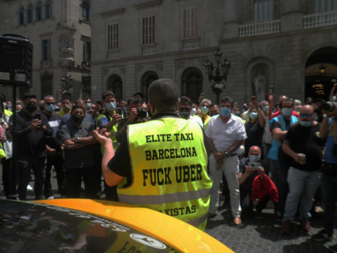 Los taxistas, acompañados de Tito Álvarez, durante la acción protesta del pasado 20 de mayo. Foto: Élite Taxi.
