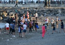 Ceuta inicia el traslado de migrantes de las playas al puerto La UE ve "desproporcionada" la presión migratoria en España