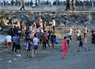 El 50% de los catalanes cree que hay lugares que emiten «energías negativas» Inmigrantes marroquíes en la playa del Carajal
