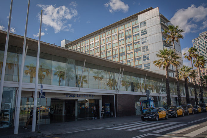 Fachada del Hospital del Mar, uno de los centros donde se planea externalizar los servicios de esterilización. Foto: Europa Press.