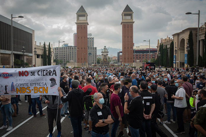 Trabajadores de Nissan se concentran ante las Torres Venecianas de Plaza España, meses atrás. Foto: Europa Press.