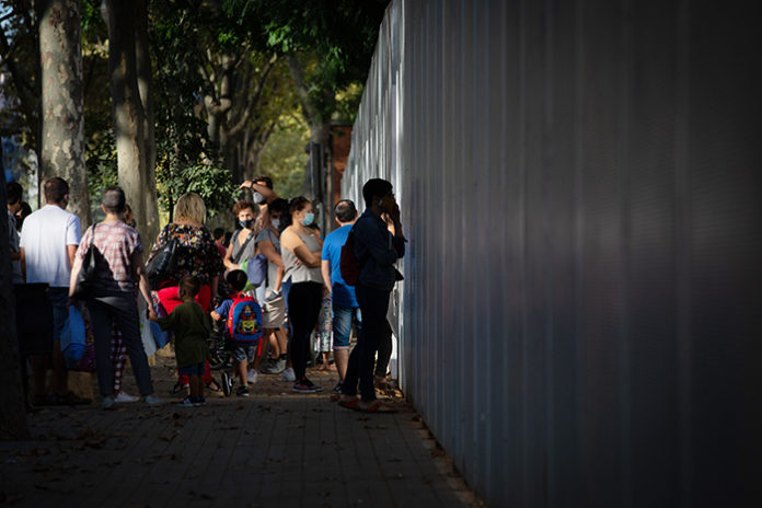 Padres y alumnos a las puertas de un colegio durante el inicio del curso escolar. Foto: Europa Press.