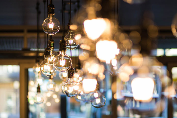 El recibo de la luz se ha disparado un 45,4% según FACUA. Foto: Pexels.