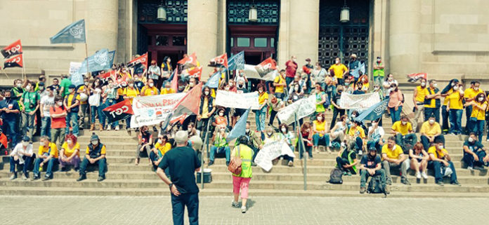 Concentración durante el primer día de huelga en Correos ante la oficina situada en la plaza Antonio López. Foto: CGT.