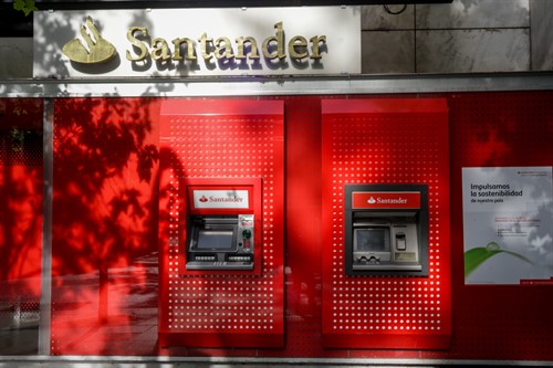 Cajeros automáticos del Santander. Foto: Europa Press.