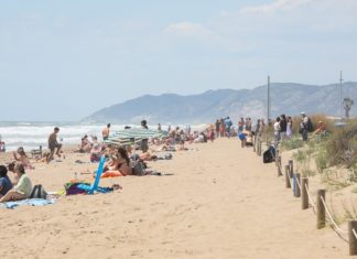 Más visitantes, menos gasto: el turismo se enfría en la costa española